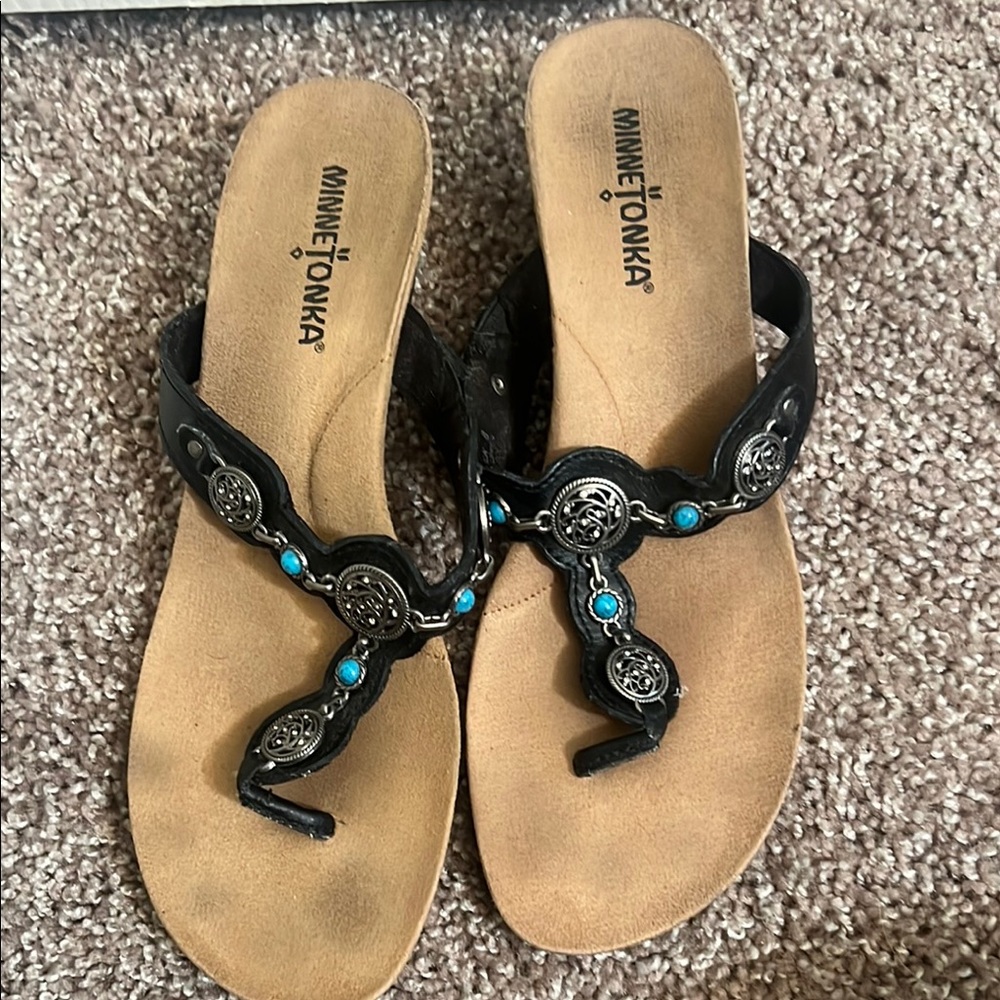 Minnetonka Women's Black Sandals